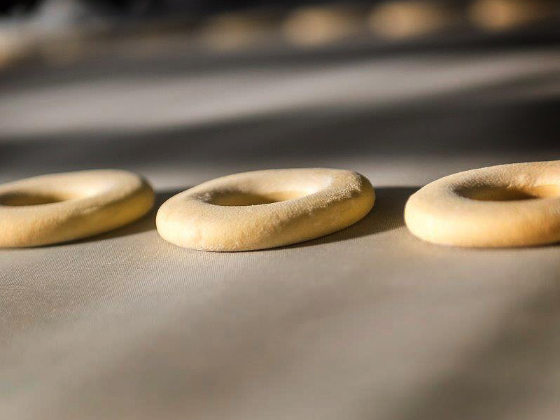 Donuts auf dem Produktionsband