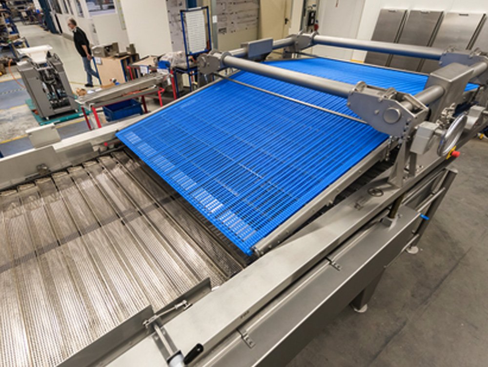 Automatic fat level control via capacitive height gages. Automatic refilling can be added Automatic fat level control