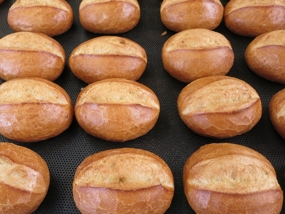 Achieving a particularly open crumb structure in the production of classic rolls like slit rolls or Kaiser rolls