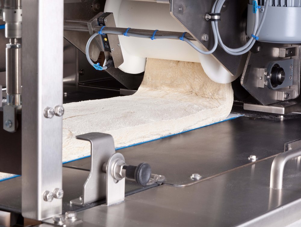 RELAX S-set of rollers rolls the dough very gently from both sides. Due to the vertical flow of dough a uniform dough strip is produced even with soft doughs